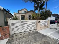 Eastlakes 2 bedroom close to airport - B&B