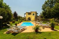 Blue wave beach villa with pool 100m from the beach - B&B Karousádes