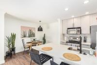 Luxe, 2br Old Town Condo Wpatio, Pool, & Parking - B&B