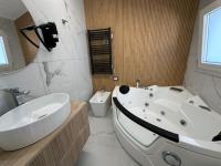 Doppelzimmer mit Whirlpool-Badewanne