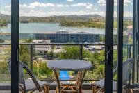 Sensational City Apartment with Lake Views - Chambres d'hôtes Canberra