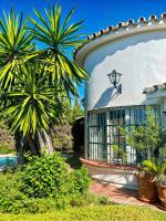 Villa Alfredo - private pool next to the beach - B&B Estepona