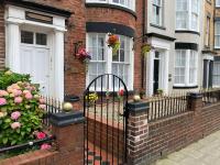 Beautiful North Bay seaside apartment, free parking and courtyard - Ferienwohnung Scarborough