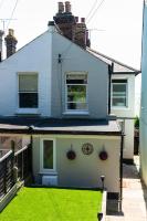 Beach House Hot Tub Getaway - B&B Southend-on-Sea