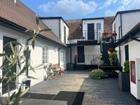 Month-long availability, Beautiful flat 2min walk to station, with parking - Ferienwohnung