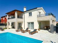 Villa Gaudeo with pool and EV station - B&B