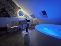Elégante maison amiénoise - proche gare, home-cinéma, 3 chambres doubles, 1 chambre familiale avec jacuzzi privatif - La Maison Des Petits Sablon - B&B Amiens