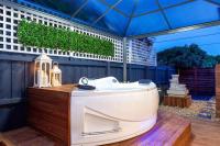 MALIBU House - BEACH & HOT SPRINGS - 16 guests - B&B Capel Sound