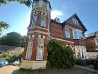Sea-View Apartment, 2-4 Guests, 10 Mins to Beach and The Oval - B&B