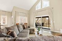 Oak Mountain Retreat, Hot Tub, & BBQ, Game Room! - B&B Lake Arrowhead
