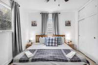 Spacious 5 Bedroom Heated Pool and Hot Tub, 12 minutes to the Beach - Chambres d'hôtes Hollywood
