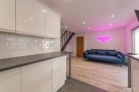 Modern Fully Renovated 4 Bedroom - B&B Cwmbran