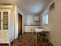 Studio mit Schlafsofa und Balkon