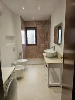 Spacious Modern Apartment in Prime Tirana Location - B&B
