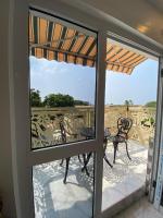Big studio with balcony in Osu Accra - Bed and Breakfast
