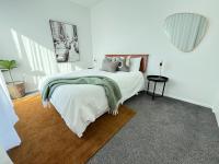 Jandals & Joy Lakefront Retreat - Bed and Breakfast Rotorua