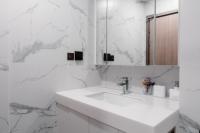 Appartement met 1 slaapkamer, balkon en uitzicht op de bergen.