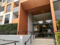 Amazing 1 Bedroom Apt with Large living & extra sleeping space -up to 5 ppl Plus Gym Jacuzzi Spa Pool Sauna and Garden with BBQ - Chambres d'hôtes Sydney