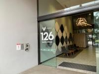 Amazing 1 Bedroom Apt with Large living & extra sleeping space -up to 5 ppl Plus Gym Jacuzzi Spa Pool Sauna and Garden with BBQ - Chambres d'hôtes Sydney