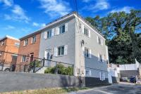 Bright Stylish hidden gem in Washington DC with King Bed 75inch tv and free parking - Chambres d’hôtes