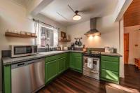 The Cedar House Prime Spot Kayaks & Cool AC - B&B Shaver Lake