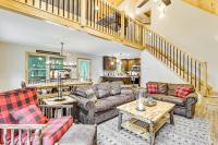 Forest Views and Hot Tub Poconos Cozy Cabin - B&B Albrightsville