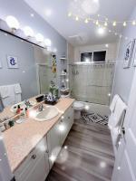 Cozy Private Suite-10minYVR-AC-FreeParking-SelfCheck in-Laundry-NightMarket - Chambres d'hôtes Richmond