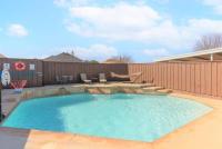 Deluxe Poolside Home, Modern 5BR with Gaming Room - B&B