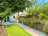 Family Three Bedroom Home - Outbuilding Games Room - Walk to Town and Beach - Free Parking - Chambres d'hôtes Bournemouth
