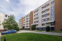 Apartament w Spokojnej Okolicy z Parkingiem by Noclegi Renters - B&B