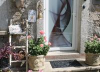 Studio Malou, cuisine, salle d'eau, terrasse amenagée - B&B Olliergues