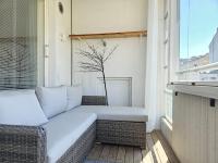 LuxCityhome 300m metro with glass balcony - Chambres d'hôtes Helsinki