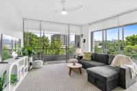 Coastal Harbour lights -Pool Gym & prime Location - B&B