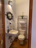 Habitación con cama extragrande.