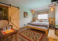 Zimmer mit Kingsize-Bett und Bergblick