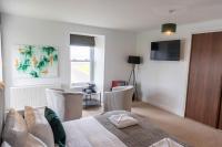 Habitación con cama extragrande y vistas al mar