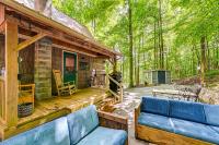 Patio and Fire Pit Charming Cabin in Roaring Gap! - Chambres d’hôtes