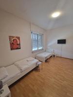 1 OG links Penzini Monteurzimmer Apartment C Karlsruhe Durlach für 6 Personen - B&B Karlsruhe