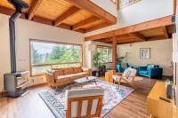 Stylish Deception Pass Retreat with Bay Views - B&B Oak Harbor