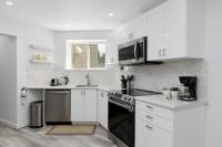 Serenity 1BR & 1 DEN Home at Folsom Ave - B&B Coquitlam