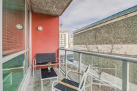 Modern Condo w Balcony - Steps from Stampede Park - Ferienwohnung Calgary