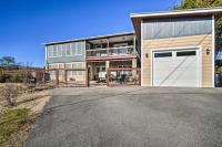 Absolutely Gorgeous, Modern Comfy Retreat W Hot Tub, Game Room, & Fire Pit! - Bed and Breakfast