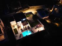 House Breeze - Premantura, 4 bedroom house with pool, jacuzzi, sauna and gaming room - Chambres d'hôtes Premantura