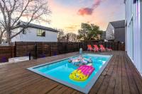 Chic 4BR Pool House - Steps to South 1st Street - Bed and Breakfast