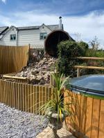 The lodge spa with sauna, hot tub, outdoor cinema and kitchen with firepit area - Ferienwohnung