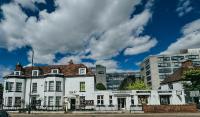 Stylish Modern 1-Bed Apartment in Prime Solihull Town Centre - B&B