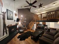 Ski In, Ski Out Cozy Creek Side Cabin w Front Yard - B&B