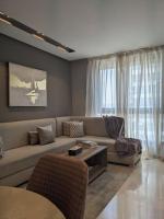 Luxury Apartment - 2 bedroom 2 bathroom 5 mins walk from Corniche, Mall and Station - Families Only - Bed and Breakfast Tanger