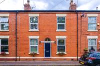 Modern 3-bed house in Manchester, ideal for long stays, FREE parking, city centre - sleeps upto 8 people - B&B