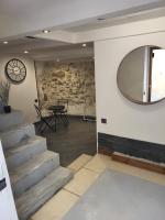 Spacious town house with balcony - B&B Montagnac